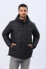 Campera puffer reversible para hombre, de color negro, con diseño capitonado, capucha integrada y bolsillos funcionales con cierre frontal.