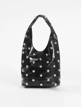 Cartera de hombro negra de cuero sintético con tachas plateadas.