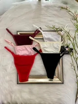 Pack de seis tangas de algodón con breteles regulables, disponibles en colores negro, blanco, champagne, rosa, bordo y rojo.