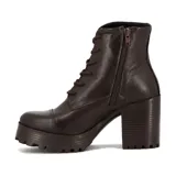 Bota acordonada de cuero color marrón con plataforma y taco cuadrado.