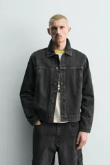 Cazadora de denim de algodón con corte regular fit, cuello solapa, cierre frontal con botones metálicos, mangas largas con puños abotonados y bolsillos laterales de vivo.