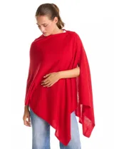 Poncho tejido de punto con diseño asimétrico y aberturas laterales para los brazos.