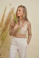 Pantalón sastrero de pierna recta color beige, con bolsillos traseros simulados y trabillas para cinturón.