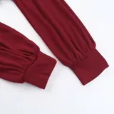 Top rojo de manga larga con escote off-shoulder, confeccionado en tela gruesa.