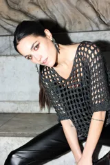 Blusa beige de punto calado con lurex y mangas cortas.