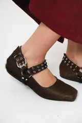 Balerinas de cuero de pelo color chocolate, con punta cuadrada, hebilla y detalles metálicos en el empeine y talón.