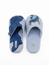 Pantuflas abiertas de tela suave color celeste, con estampado del personaje Stitch de Disney.