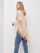 Poncho de tejido de punto, marca Barrington, con diseño de rayas diagonales en tonos rosado, blanco crema y gris oscuro. Presenta cuello en V y terminación con flecos en el ruedo.