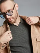 Campera cazadora color marrón claro con cierre frontal y bolsillos con solapa.