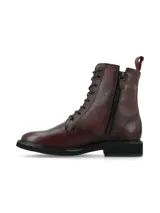Botin acordonado de cuero color bordeaux, con suela plana de goma negra y detalle de marca grabado en el lateral.