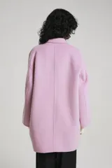 Tapado rosa de corte recto, con solapas y doble botonadura dorada.