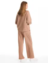 Buzo de corte holgado con sisa raglán y mangas largas con puños ajustados. Presenta un estampado sutil de animal print tono sobre tono y escote redondo a la base.