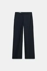 Pantalón de tiro medio confeccionado con lino, color azul marino, de pernera recta y diseño con nervios marcados en la parte delantera.