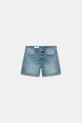 Bermuda de jean de tiro medio, con diseño de cinco bolsillos, trabillas para cinturón y cierre frontal con botón y cremallera.