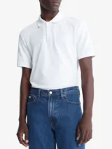 Chomba de manga corta color blanco, confeccionada en tejido piqué, con cuello y tapeta de botones. Presenta un corte regular y un pequeño logotipo bordado en el pecho.