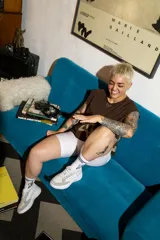 Musculosa marrón con cuello redondo y estampado pequeño de alas en el pecho.