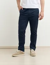 Pantalón negro de corte chino.