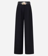 Pantalón pantalona de cintura alta, confeccionado en viscolino, con trabillas en la cintura y bolsillos falsos atrás. Incluye cinturón de material sintético con hebilla metalizada con efecto martillado.