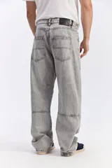 Jean relaxed de pierna amplia, color azul denim, con costuras marcadas y calce holgado.