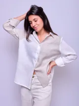 Camisa de lino color celeste, de manga larga, con cierre frontal de botones y cuello camisero.