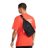 Riñonera Nike unisex color negro, confeccionada en poliéster duradero. Cuenta con un compartimento principal con cierre y un bolsillo trasero con cierre. La correa es regulable.