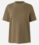 Remera de algod&oacute;n peruano color verde militar, de cuello redondo y manga corta, con dise&ntilde;o liso y corte b&aacute;sico.