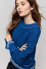 Sweater de tejido tramado color azul con cuello redondo, mangas largas de hombro caído y terminaciones de rib.