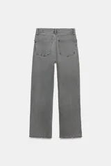 Jeans de tiro alto color marrón oscuro con acabado lavado, corte recto/flare y bajo cropped sin costuras. Presenta cinco bolsillos y cierre frontal con cremallera y botón metálico.