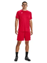 Short deportivo Under Armour modelo UA M S Golazo 3.0, color rojo con logo blanco estampado en el lateral y aberturas en el bajo.