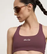Top deportivo Get Over de microfibra en color bordó, con diseño estilo nadador, escote redondo y estampa frontal "Sport Club" en blanco.