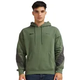 Canguro con capucha y cordones ajustables, color verde oliva con paneles laterales en gris oscuro. Presenta detalles gráficos pequeños en el pecho y bolsillo frontal tipo canguro.