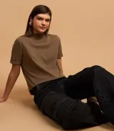 Remera negra de algodón, corte amplio, cuello alto en punto roma y mangas cortas.