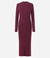 Vestido midi de punto acanalado color bordó, con cuello redondo y mangas largas. Presenta un diseño ajustado en el torso que se extiende hacia una falda con caída fluida.