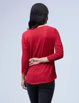 Blusa negra texturada de Robert Louis con escote en V, cierre metálico y mangas tres cuartos.