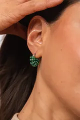 Aro de acero quirúrgico decorado con mostacillas verdes enroscadas, de diseño pequeño y colgante.