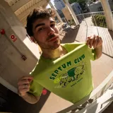 Remerón verde claro con estampa de dos pelotas de tenis con brazos y piernas, y texto "Septum Clvb" en verde oscuro.