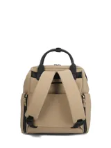 Mochila Hush Puppies modelo Horsham, color beige con detalles en negro. Cuenta con múltiples bolsillos frontales con cierre, asas superiores de mano en color negro y el logo de la marca estampado en la parte inferior.