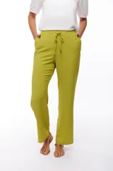 Pantalón color verde oliva, de corte recto y tiro alto, con cintura elástica ajustable con cordón.