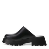 Zuecos negros con plataforma de goma.