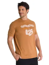 Remera marrón Caterpillar de manga corta y cuello redondo, con estampa frontal gráfica y de texto en color blanco.