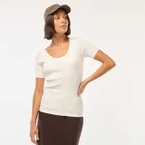 Remera blanca de tejido de punto de canalé, con cuello redondo amplio y mangas cortas.