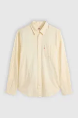 Camisa de manga larga color amarillo claro, con cuello camisero, cierre frontal de botones y un bolsillo aplicado en el pecho con etiqueta roja de la marca.