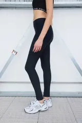 Calza de lycra negra, tiro alto y corte ajustado.