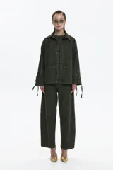 Chaqueta de algodón de calce relajado, color verde oscuro, con broches frontales, bolsillos aplicados y detalles regulables con cordones en las mangas.