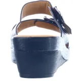 Sandalias de plataforma tipo cuña con dos tiras anchas ajustables mediante hebillas metálicas. Presentan una textura grabada tipo reptil en color negro y plantilla acolchada en tono natural.