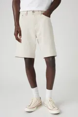 Bermuda de jean color crudo, de corte amplio y largo a la rodilla. Con bolsillos delanteros y traseros.