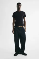 Remera de algodón liviano en color negro, con cuello redondo ribeteado, mangas cortas y corte slim fit.
