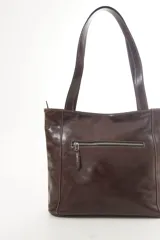 Cartera tipo tote de cuero vacuno negro con doble asa de hombro, panel superior liso y bolsillo exterior frontal con textura símil cocodrilo y costuras visibles en contraste.