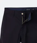 Pantalón de vestir color verde oscuro, corte slim, confeccionado en sarga de algodón y elastano.