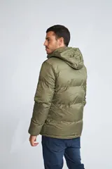 Campera puffer azul marino para hombre, con capucha desmontable, cierre frontal completo, bolsillos con cierre y logo de goma en el pecho.
